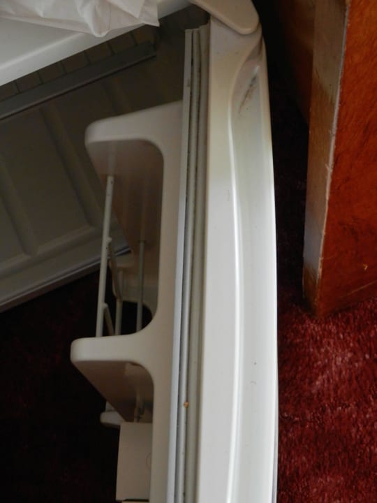 Dreck in der Türe Kühlschrank, innen nicht besser Hotel Nevada Hamburg