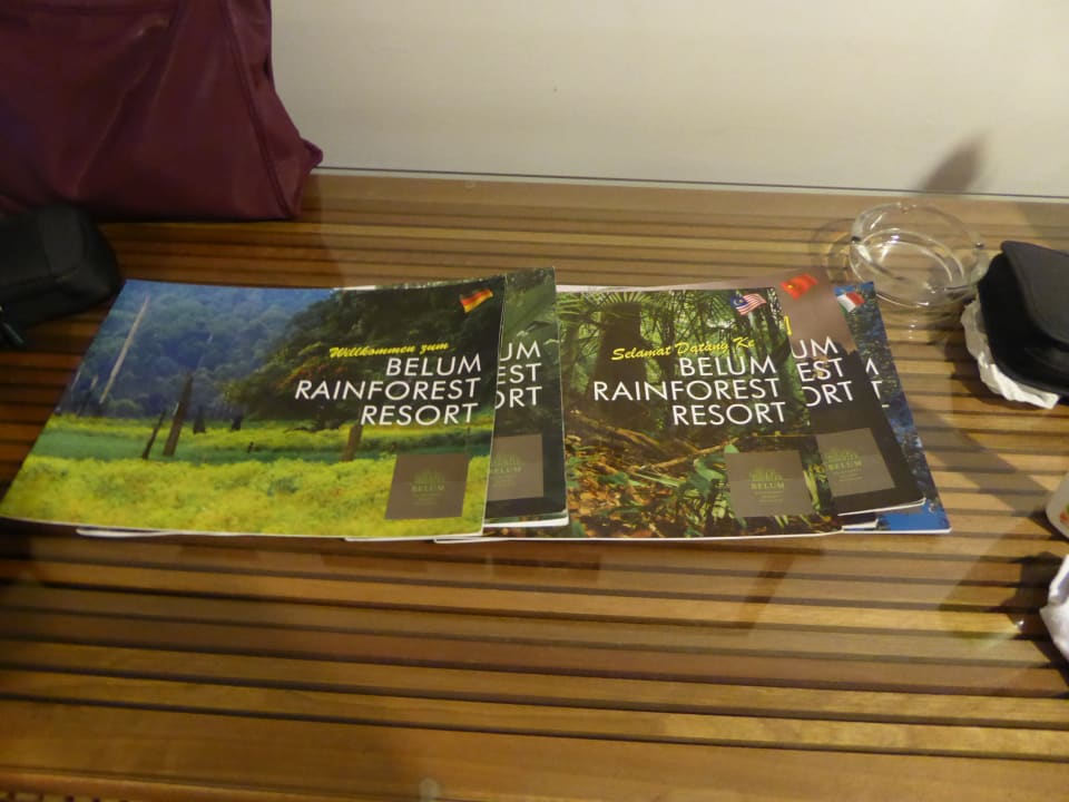 Werbematerial im Zimmer Hotel Belum Rainforest Resort