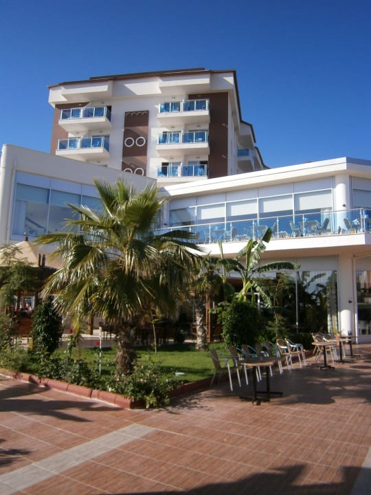 Sehr gut gepflegter Garten am Hotel Cenger Beach Resort & Spa