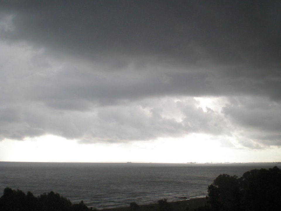 Es zieht ein Gewitter auf Elias Beach Hotel