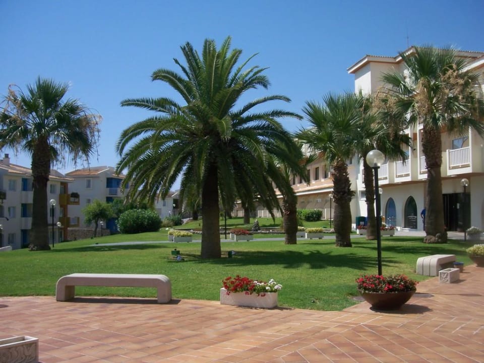 Blick in der Anlage auf das Hotel blau punta reina