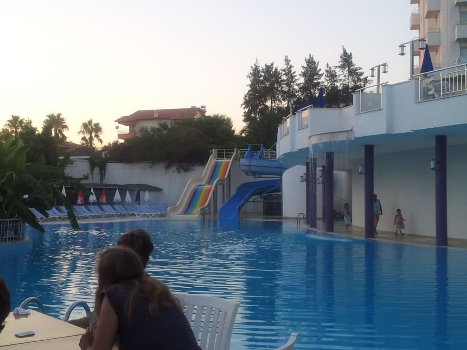 Großer Pool mit Rutschen Serenis Hotel