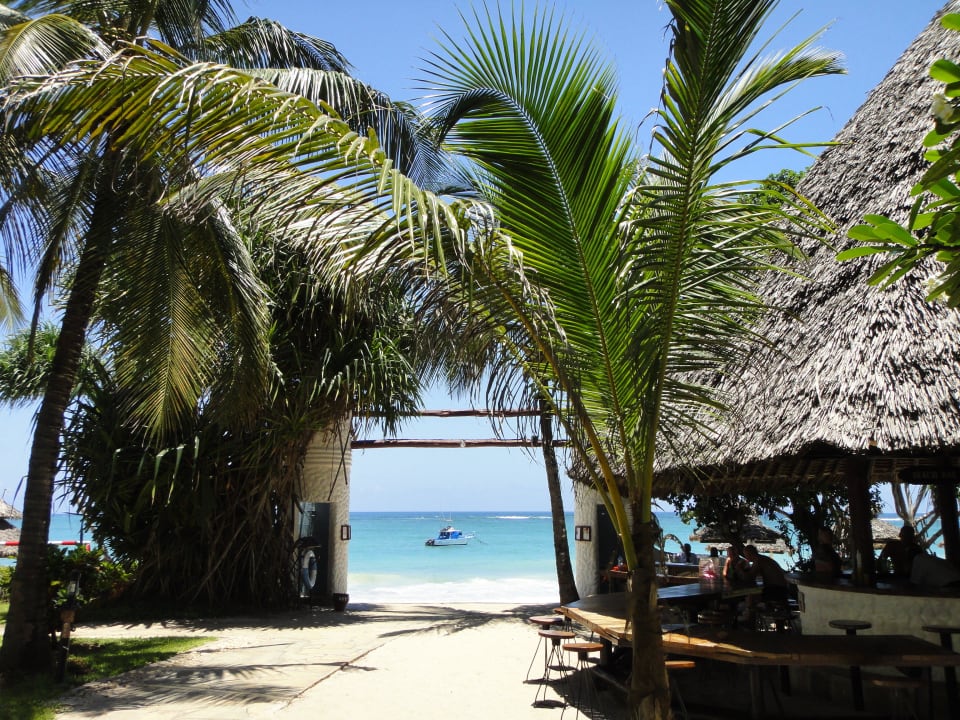 Zugang zum Hotelstrand - rechts die Beachbar Hotel Southern Palms Beach Resort