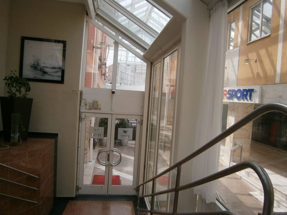 Hinterer Eingang JA Hotel