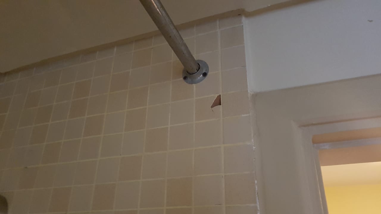 Kaputte Fliesen im Bad Marina Resort Port Ghalib, a member of Radisson Individuals