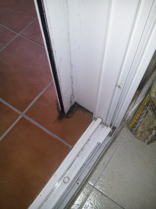 Verdreckte Innenkanten der Fenster Ahoi! Urban Beach Hotel