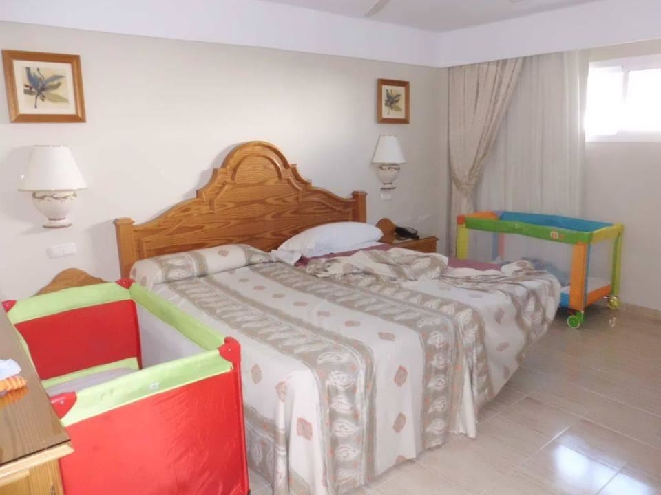 Schlafzimmer mit zwei Kinderbetten Hotel Riu Paraiso Lanzarote