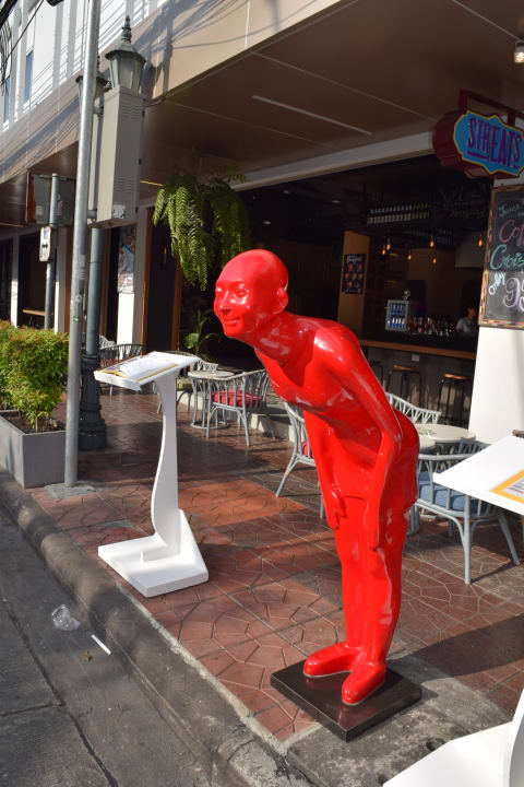 Straße vor dem Streats Restaurant des Hotels ibis Styles Bangkok Khaosan Viengtai