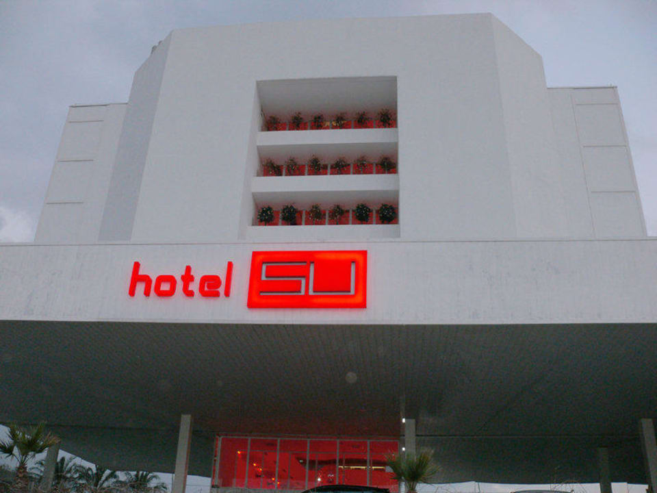 Vor dem Hoteleingang, von der Schnellstraße aus  Hotel SU & Aqualand