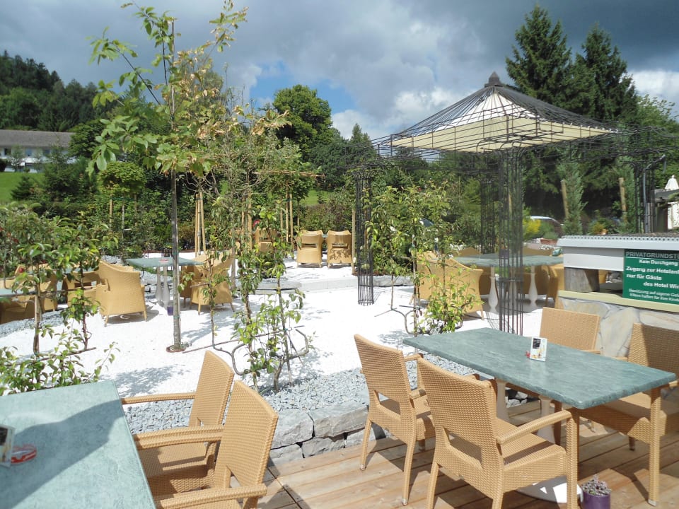 Blick auf die Gartenanlage Hotel Winzer - Nur wir Zwei