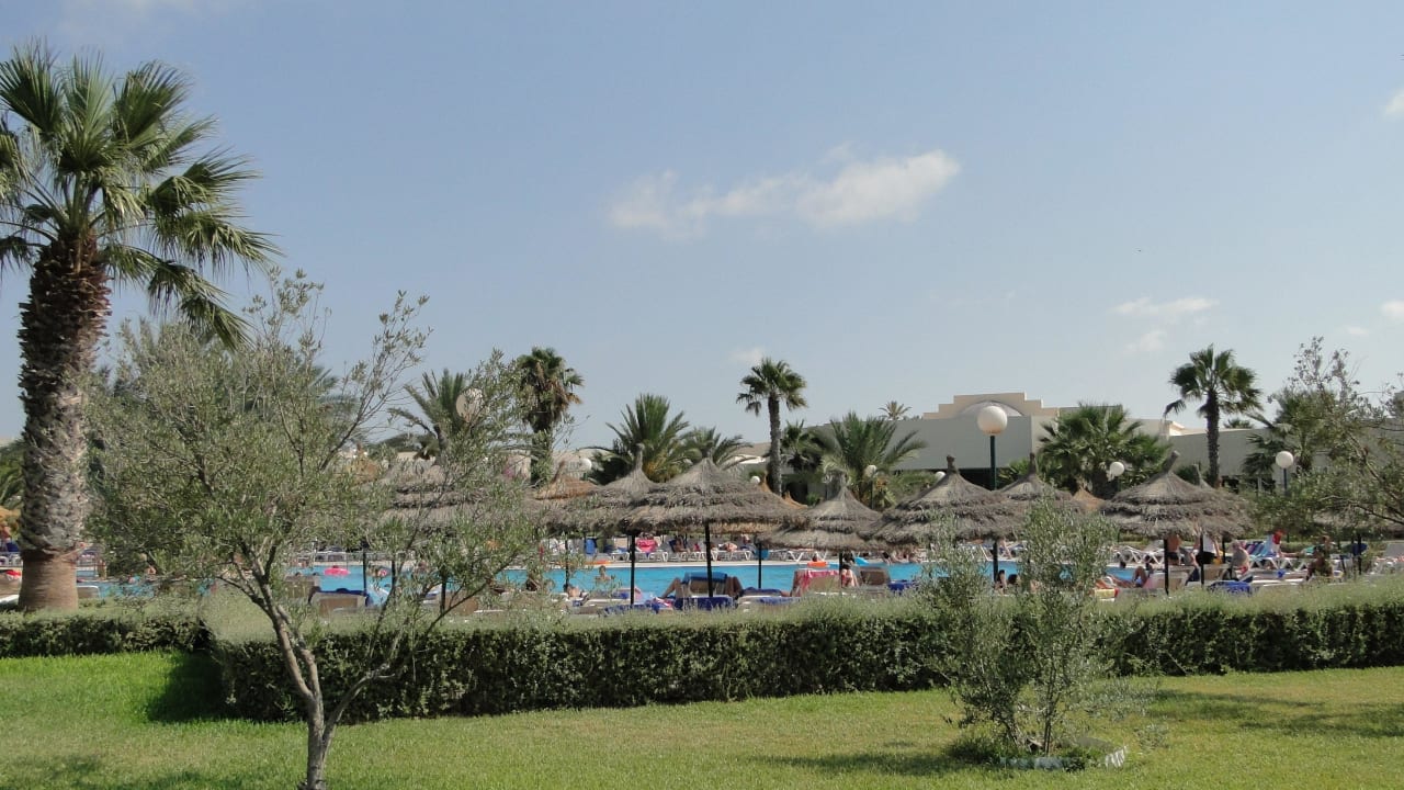 Der Pool vom Garten aus Iberostar Waves Mehari Djerba