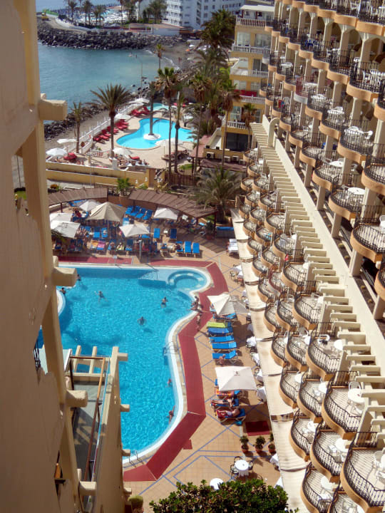 DEr Pool und ein Hotelflügel aus dem Panoramaaufzu Bull Dorado Beach & Spa