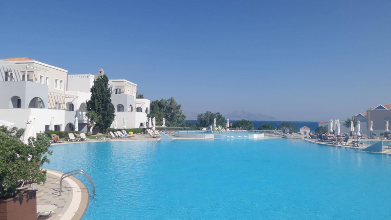 Der großer Swimmingpool Atlantica Marmari Palace
