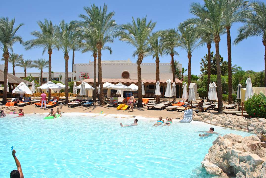 Pool mit Sandstrand und Little Italy im HG Ghazala Gardens