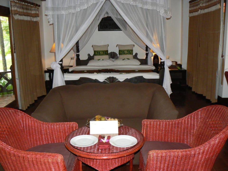 Sitzecke mit frischem Obstkorb Santhiya Tree Koh Chang Resort