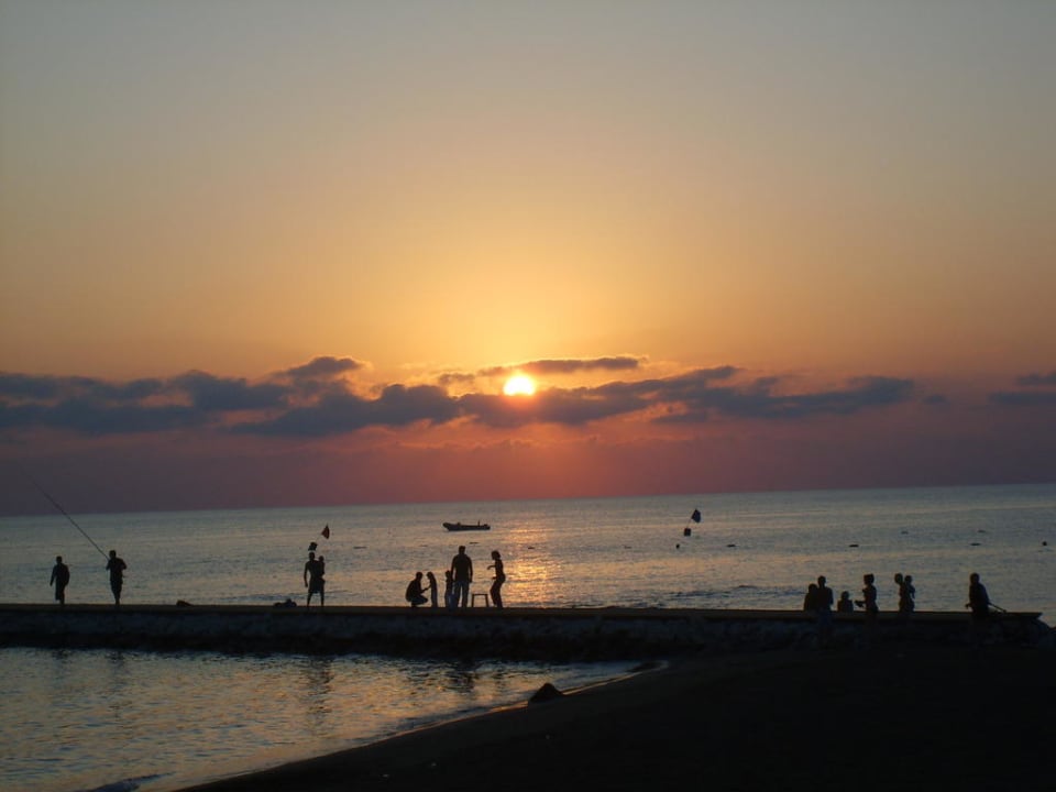 Sonnenuntergang am Hotelstrand PALOMA Perissia