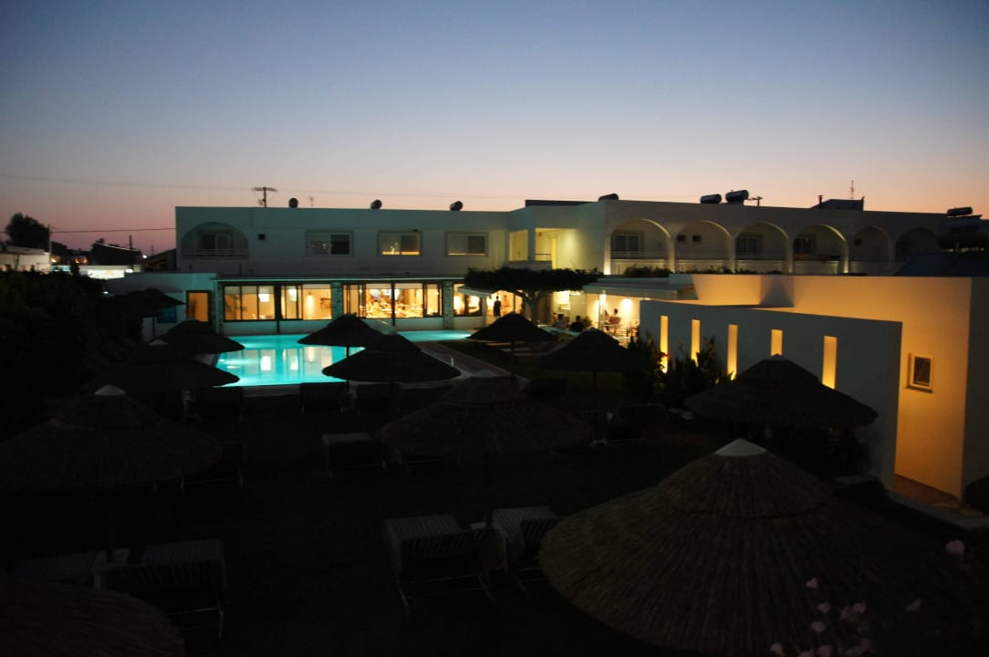 Nett beleuchtet bei Nacht ananea Kos