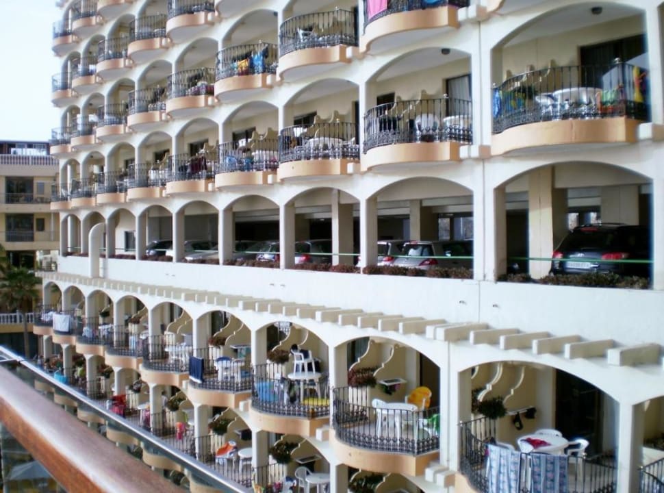 Beachten Sie die Parkplätze in der Mitte  Bull Dorado Beach & Spa