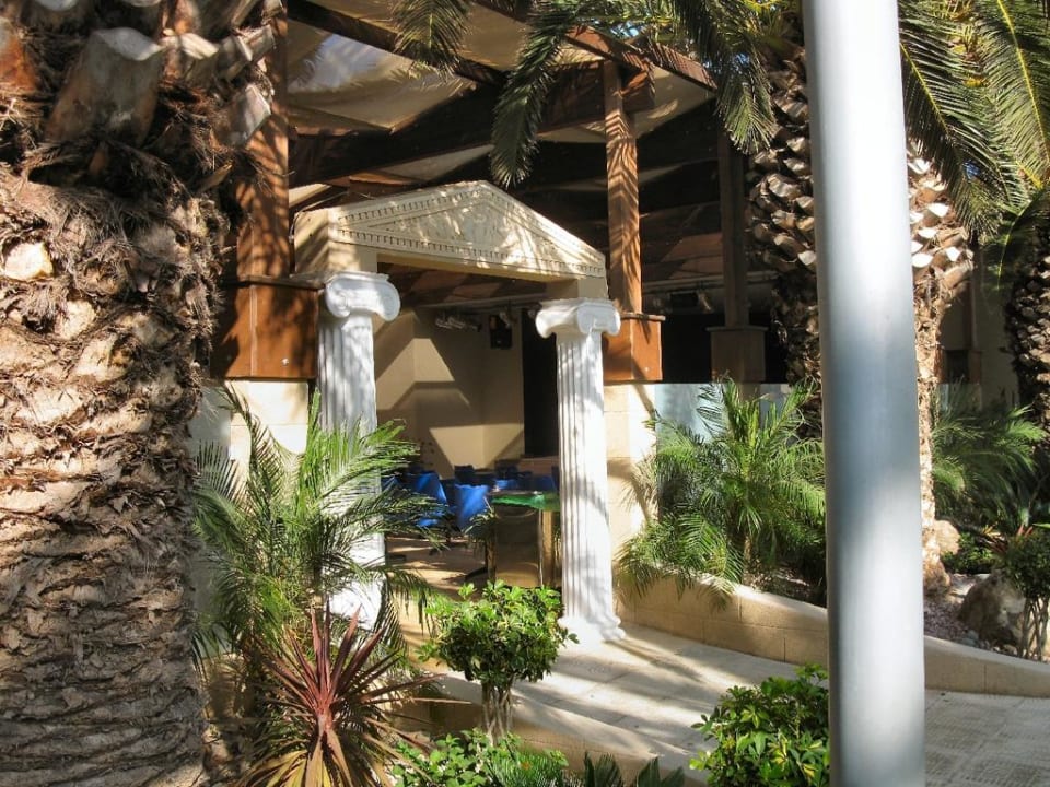 Eingang zum Theater Sandy Beach Hotel & Family Suites