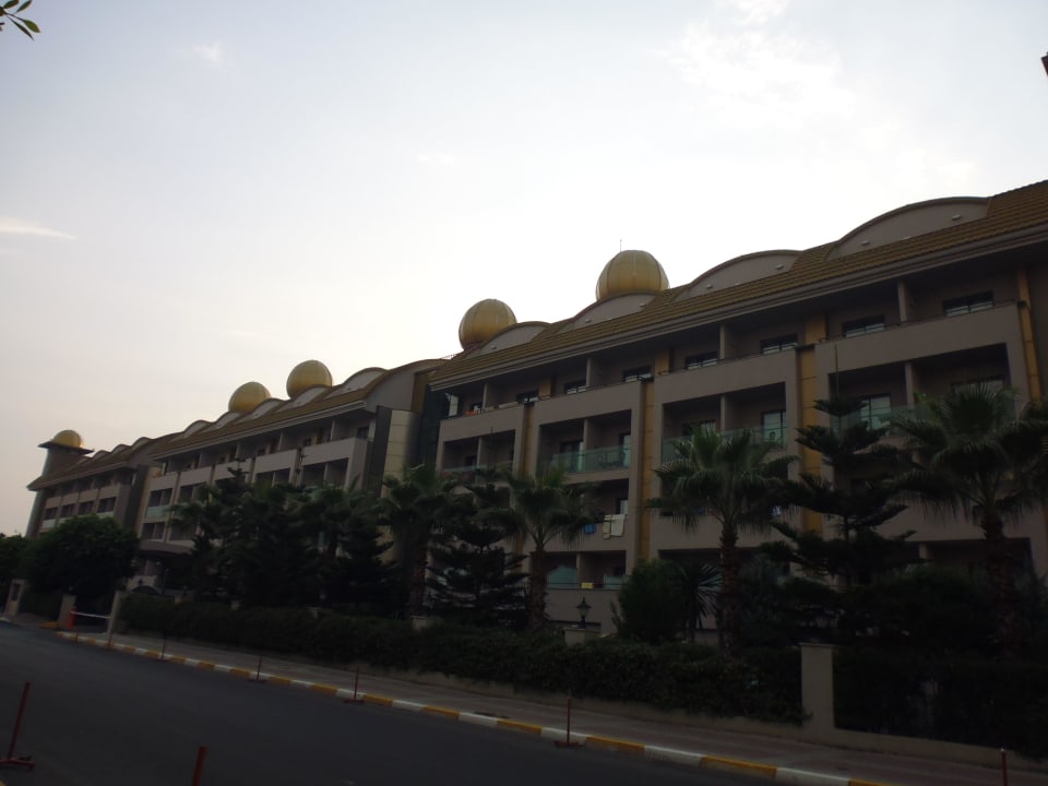 Seitenansicht von der Straße aus Aydinbey Kings Palace & Spa