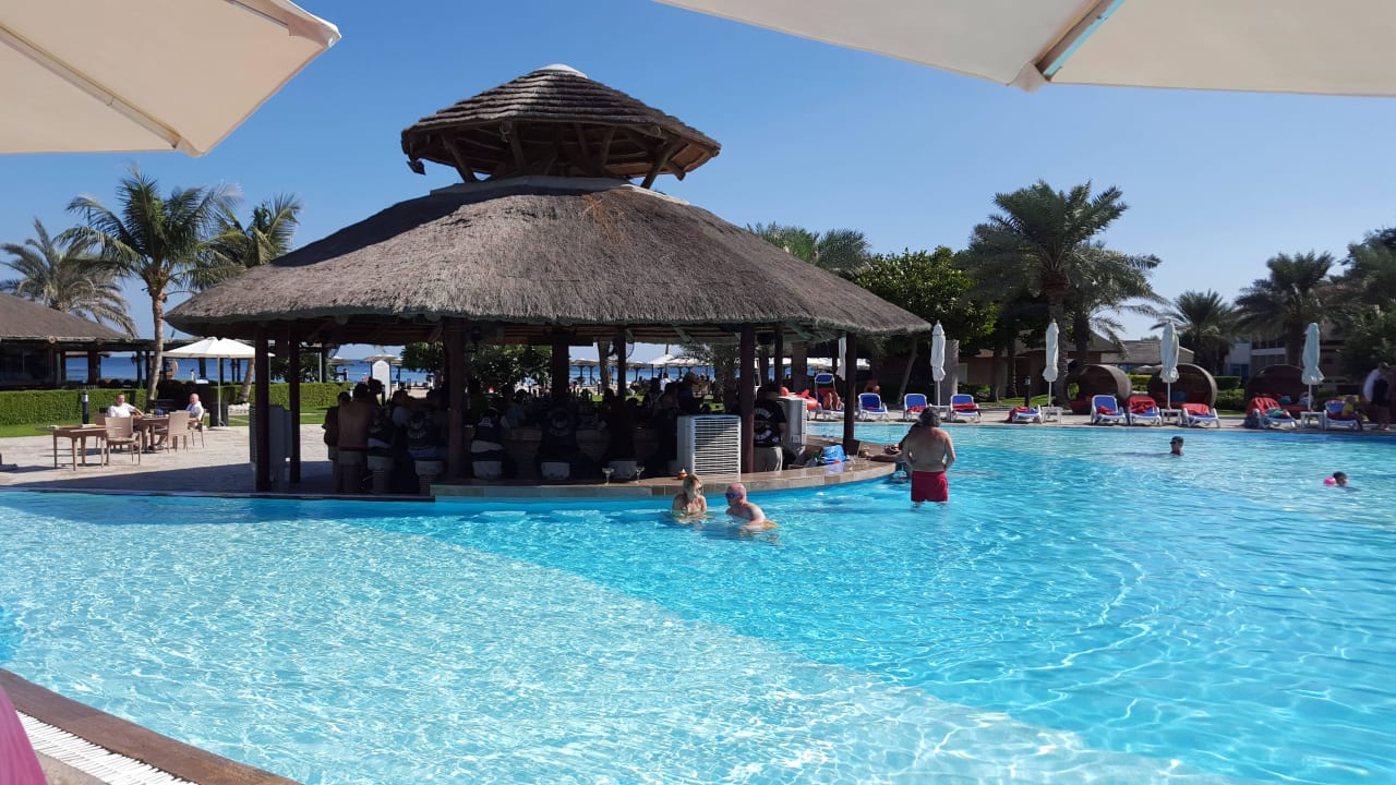 Bar przy basenie  Fujairah Rotana Resort & Spa