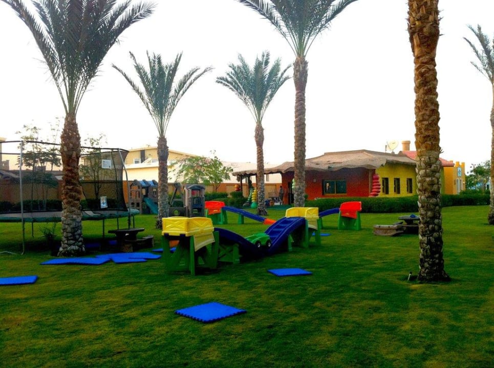 Der Spielplatz (im Hintergrund der KidsClub) Stella Beach Resort & Spa Makadi Bay