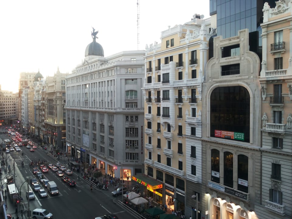 Widok na Gran Via z 5. piętra Hotel Madrid Gran Vía by Melia