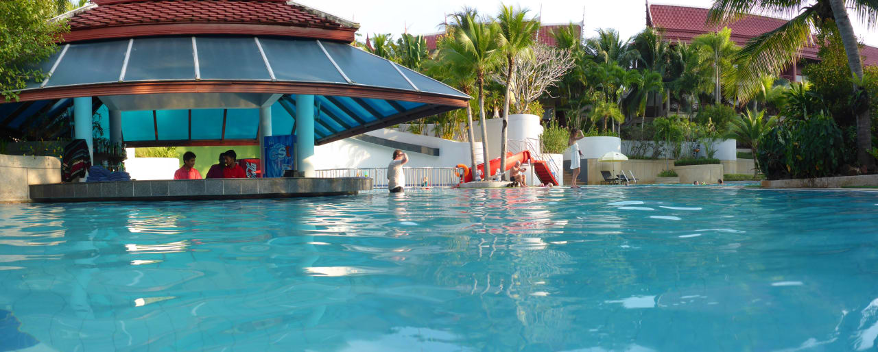 Pool mit Poolbar Chada Thai Village Resort