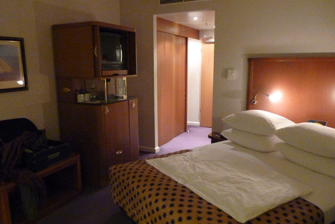Blick vom Zimmer zum Kleiderschrank Radisson Blu Hotel Hannover