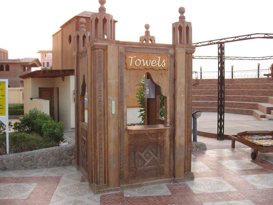 Hantuchausgabe am Pool Riviera Aqua Park Resort