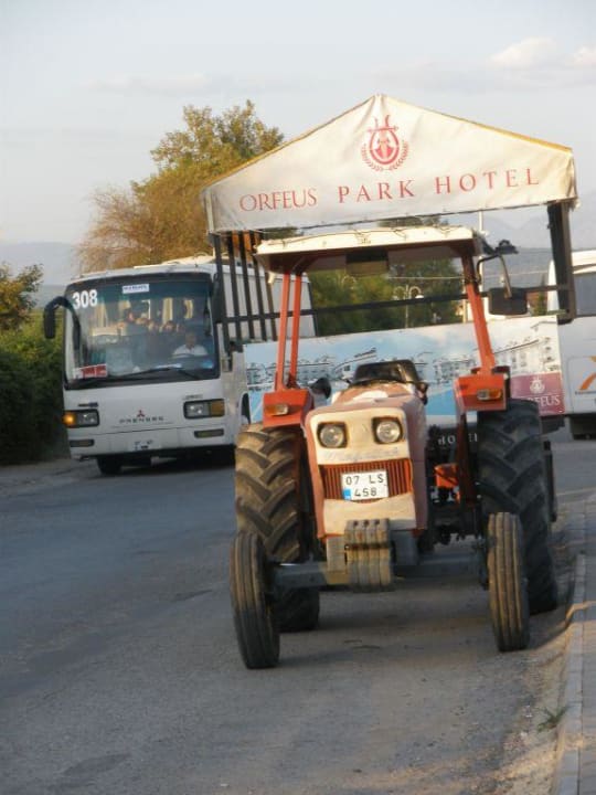 Traktor vor dem Hotel Hotel Orfeus Park