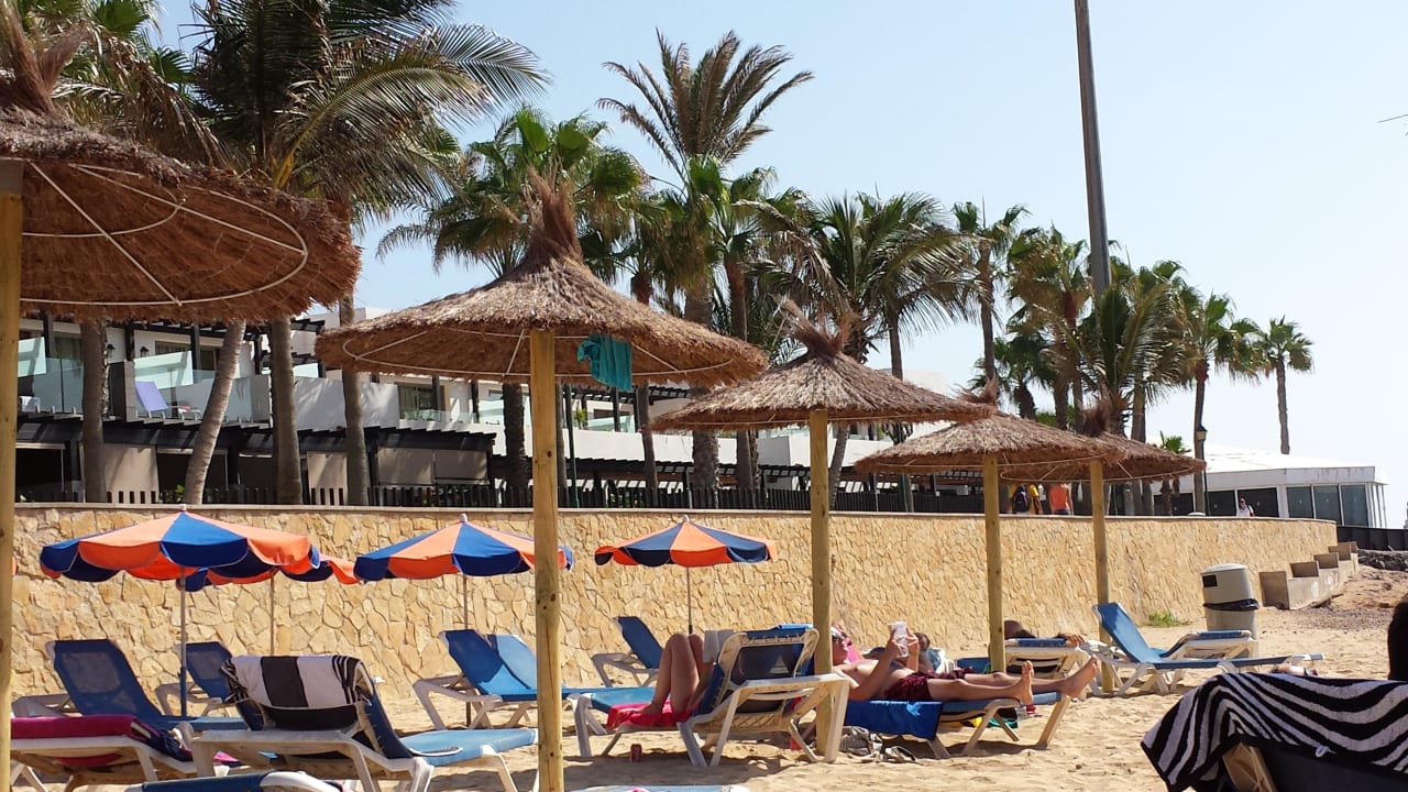 Strandliegen u. Schirm für 2 Personen €10,50 Barceló Fuerteventura Castillo