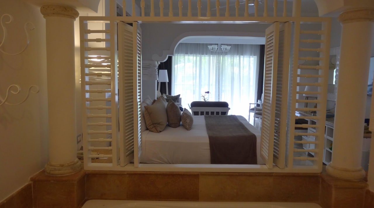 Durchblick vom Badezimmer in die Junior-Suite Paradisus Palma Real Golf & Spa Resort