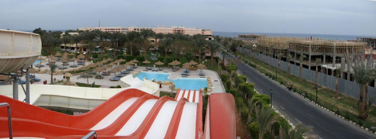 Rundblick von den Rutschen mit Baustelle Beach Albatros Resort