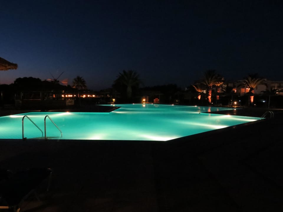 Pool bei Nacht Anissa Beach & Village
