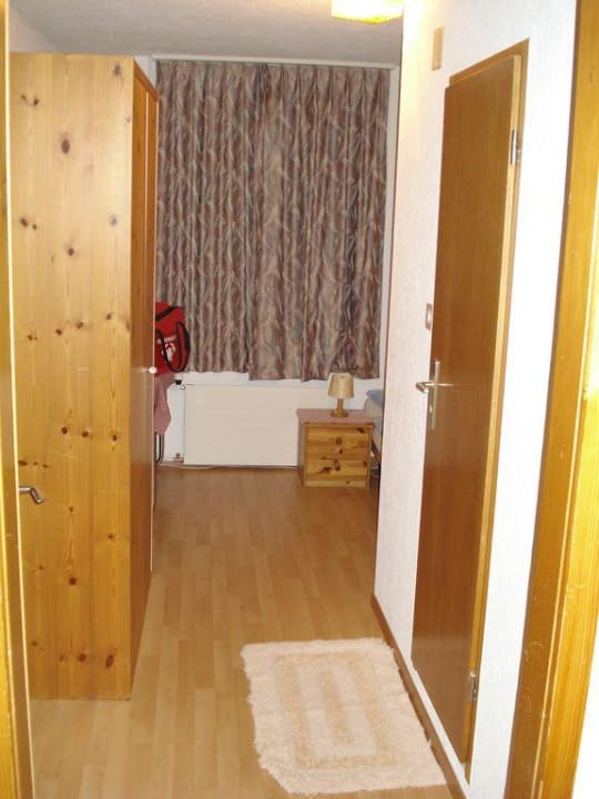 Ansicht in das Zimmer von der Türe aus Hotel Adler-Central