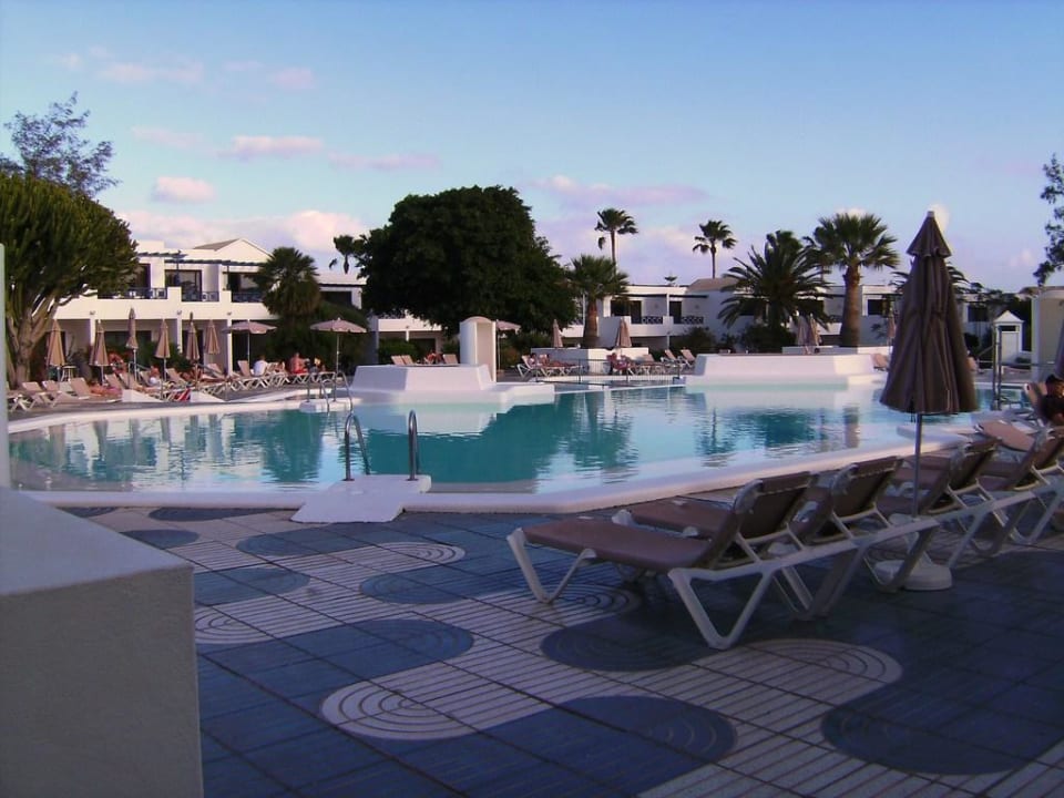 Pool mit Liegefläche vor den Appartment Relaxia Olivina