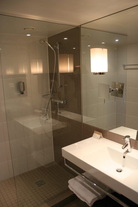Bad mit bodengleicher Dusche Mövenpick Hotel Amsterdam City Centre