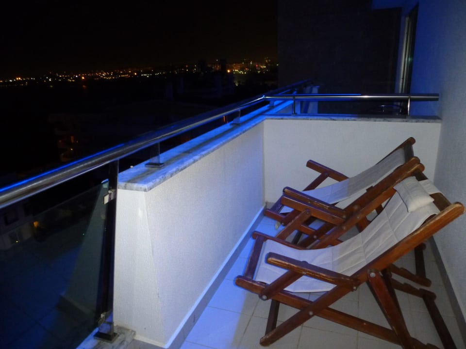Nächtlicher Balkon der Suite Ramada Plaza by Wyndham Antalya