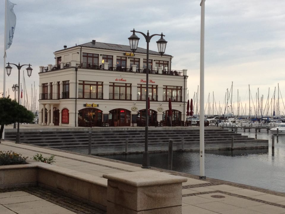 Eins der beiden Restauranthäuser Hotel Yachthafenresidenz Hohe Düne