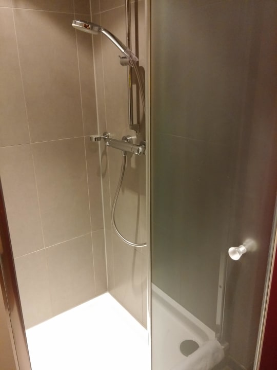 Dusche (Zimmer 403) Leonardo Hotel Berlin