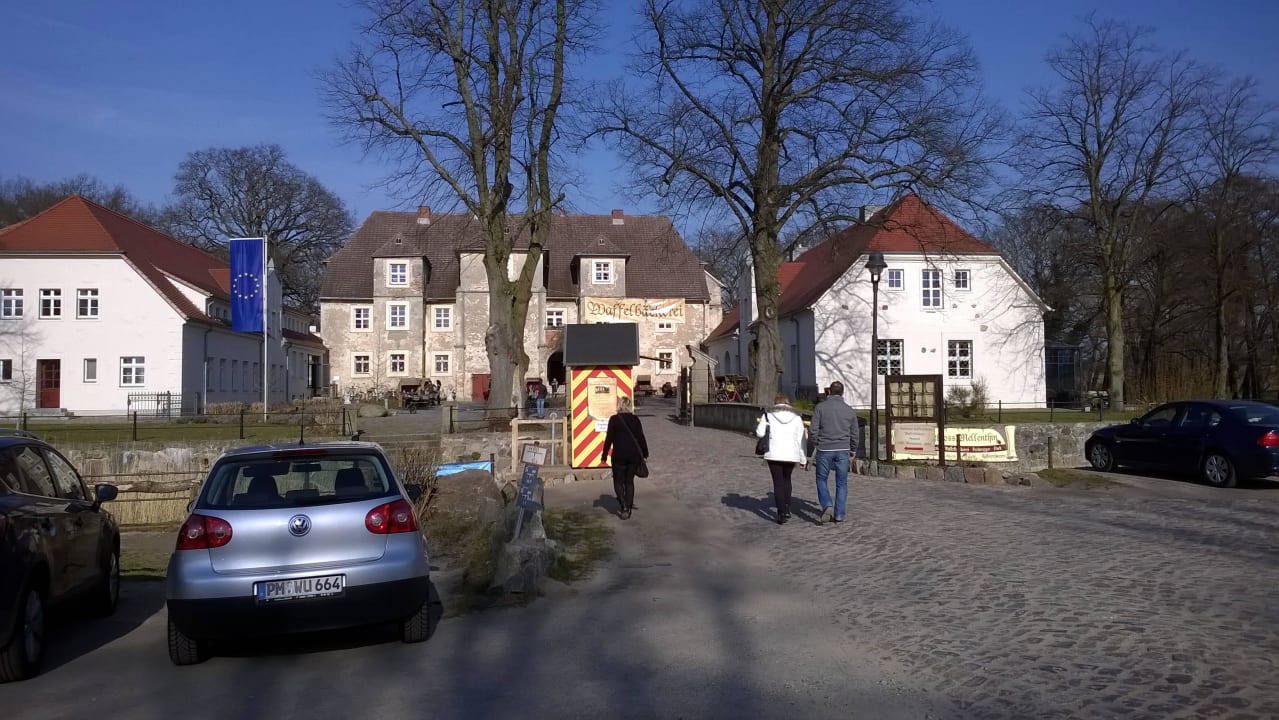 Vom Parkplatz aus Wasserschloss Mellenthin
