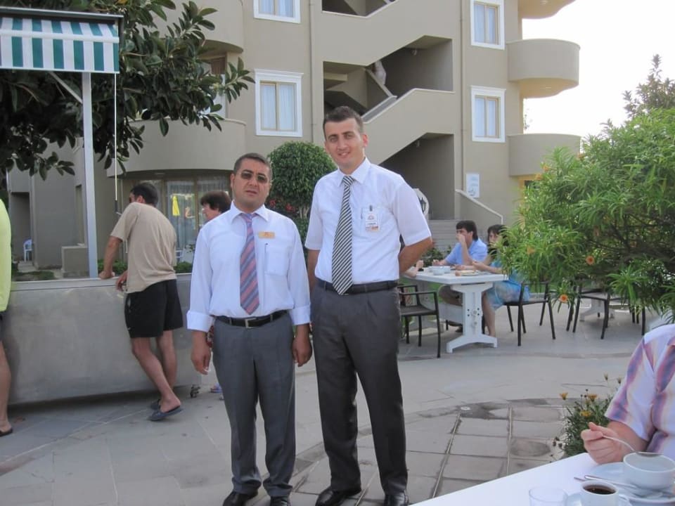 Zwei nette Oberkellner Senza Sunset Beach Hotel