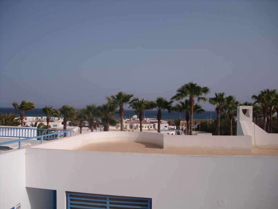 Blick von der Terrasse über die Anlage zum Strand Aparthotel Costa Mar