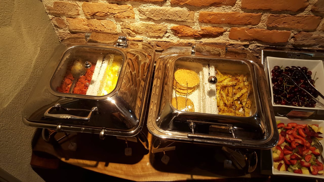 Büffet warme Speisen Meroddi Galata Mansion
