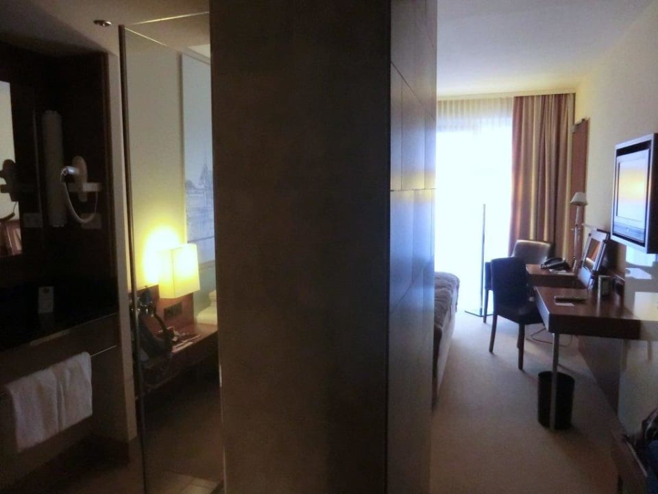 In der Mitte eine offene Dusche Lindner Hotel Hamburg Am Michel, part of JdV by Hyatt