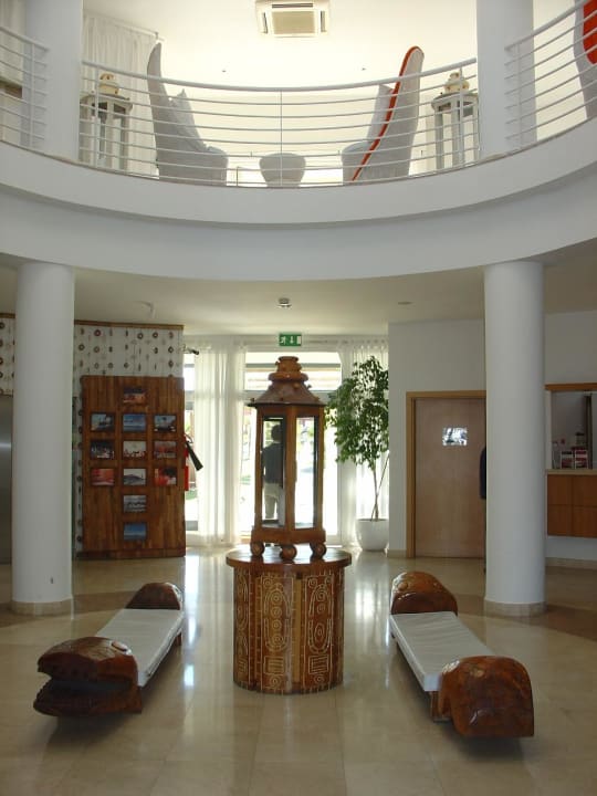 Durchgang an der Rezeption vorbei zum Pool NH Marina Portimão Resort