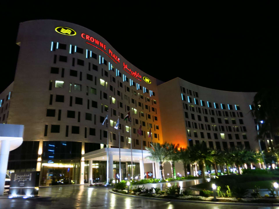 Das Hotel bei Nacht Crowne Plaza Hotel Yas Island