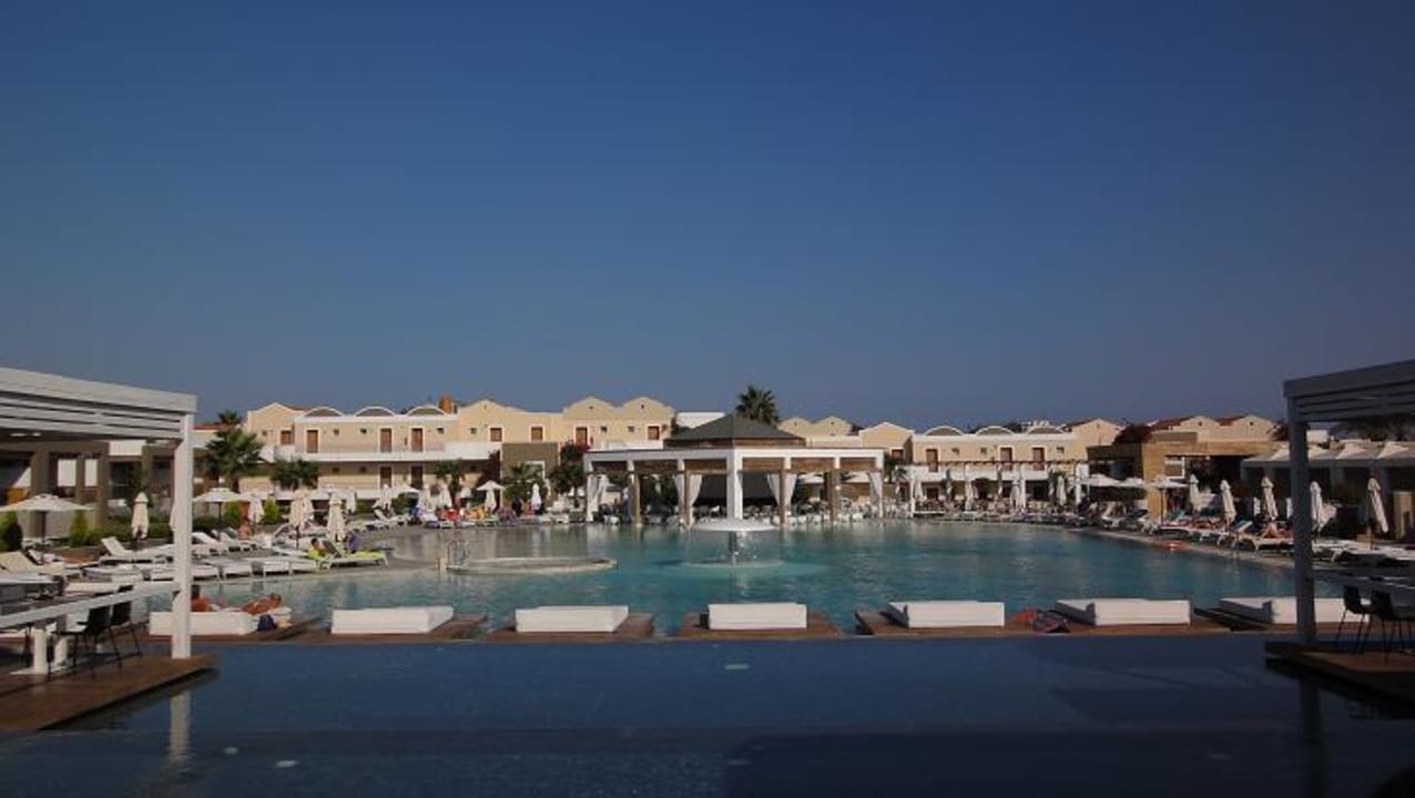 Neuer Hauptpool mit Poolbar in der Mitte Sentido Pelagos Suites & Spa