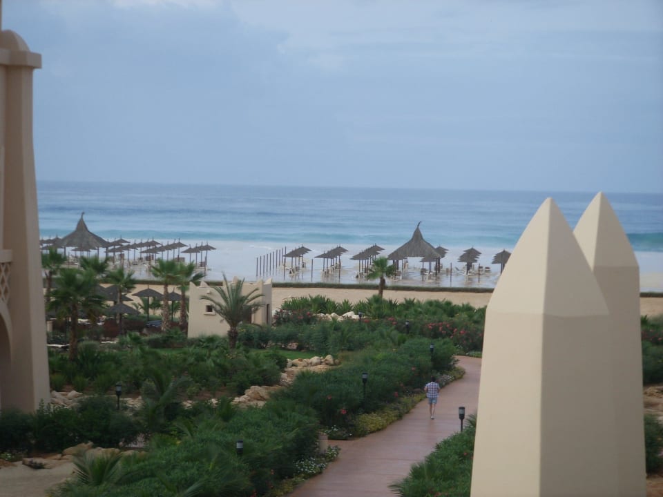 Wellen erobern den Strand Hotel Riu Touareg